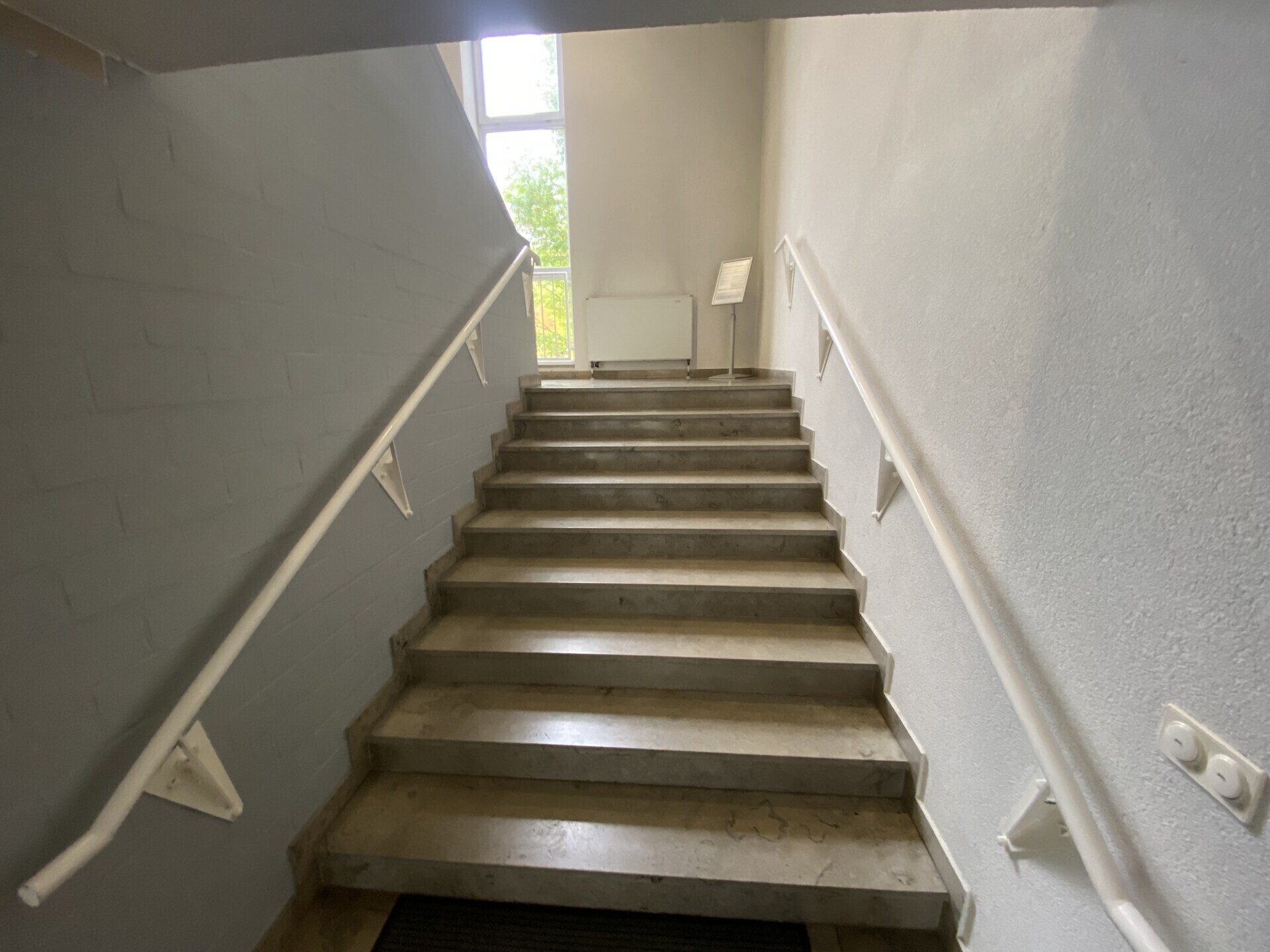 Treppe ins Kirchengeschoss