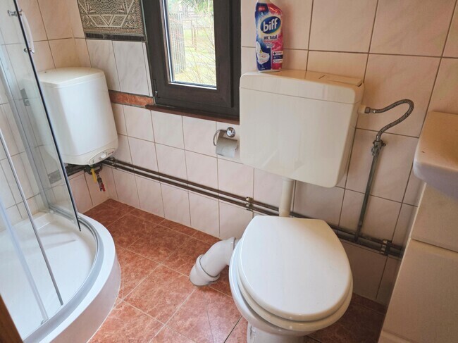 Bad mit Dusche und WC