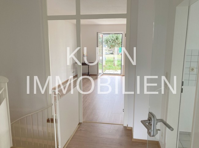 Flur mit Blick zum Wohnraum