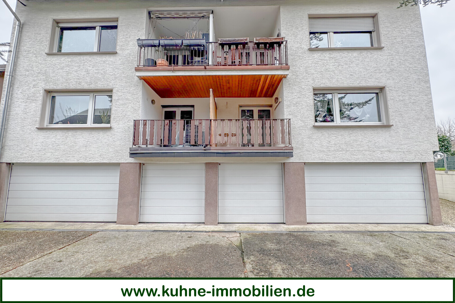 Außen Hinten mit Garagen