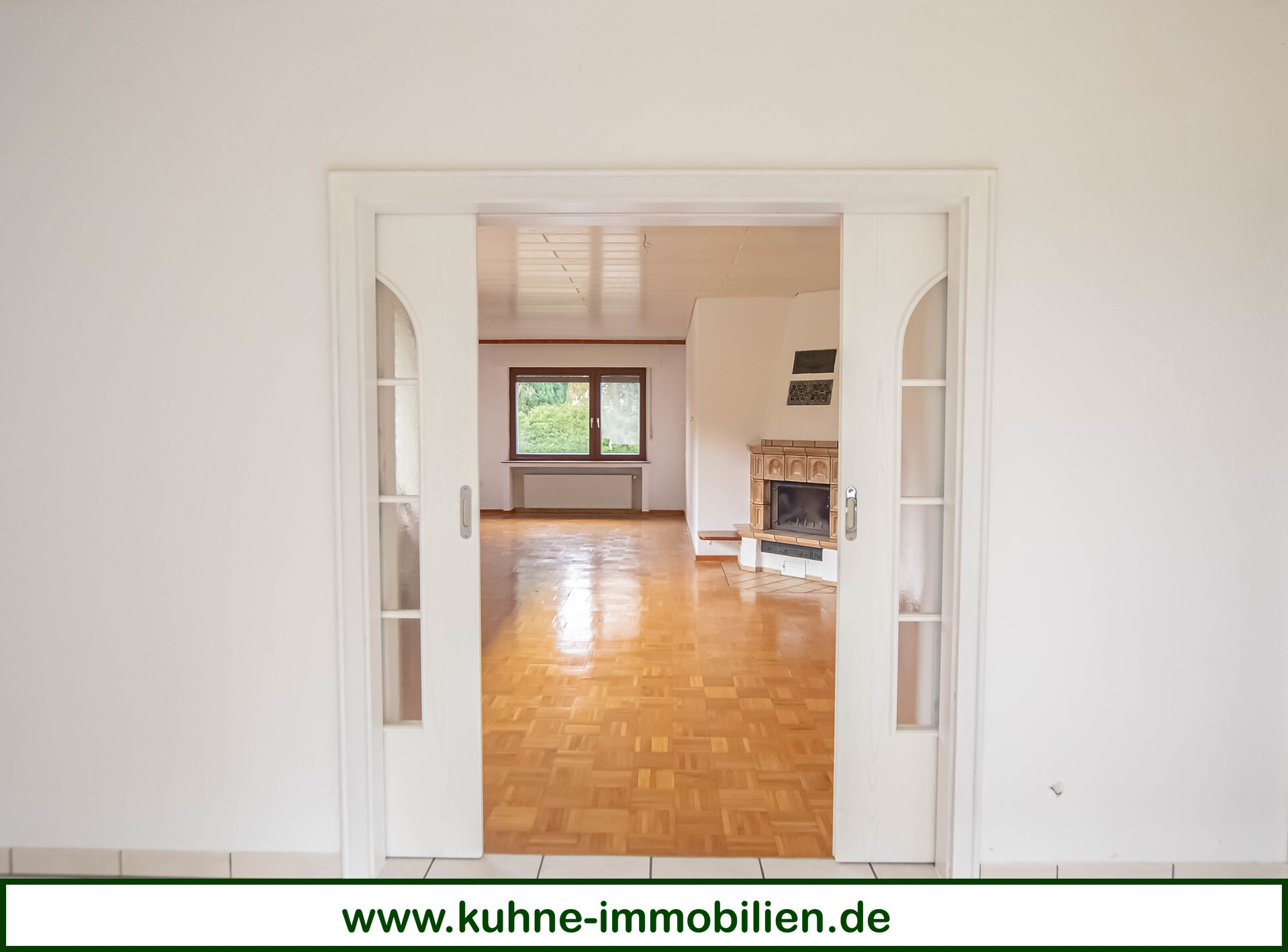 Blick vom Eßzimmer ins Wohnzimmer