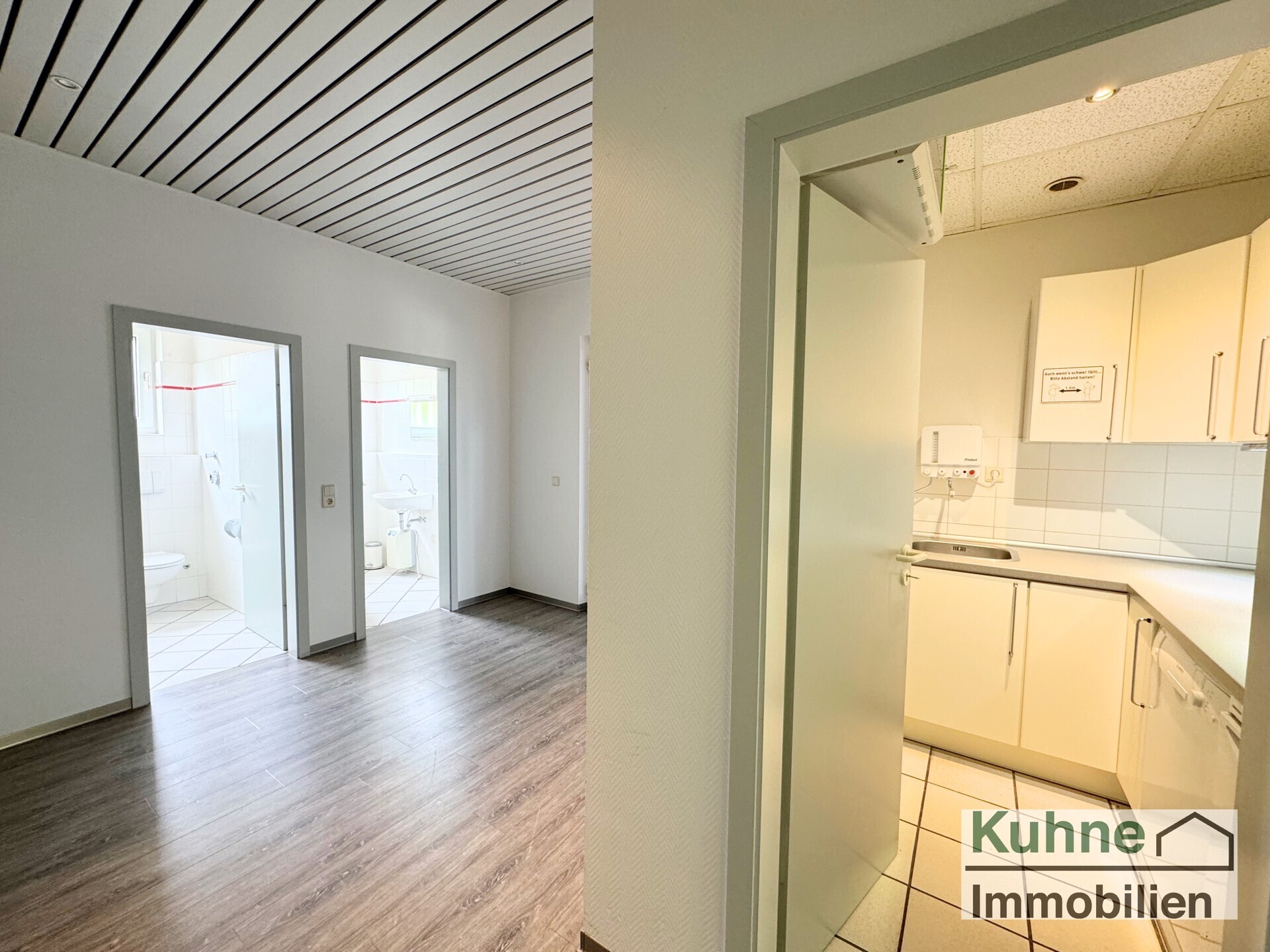 Eingangsbereich zu den Büros mit Küche und WC-Anlage