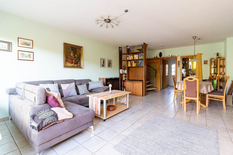 Offenes und einladendes Wohnzimmer, das modernen Komfort mit gemütlicher Atmosphäre verbindet.