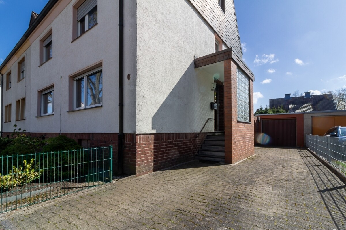 Eingangsbereich mit Garagenzufahrt