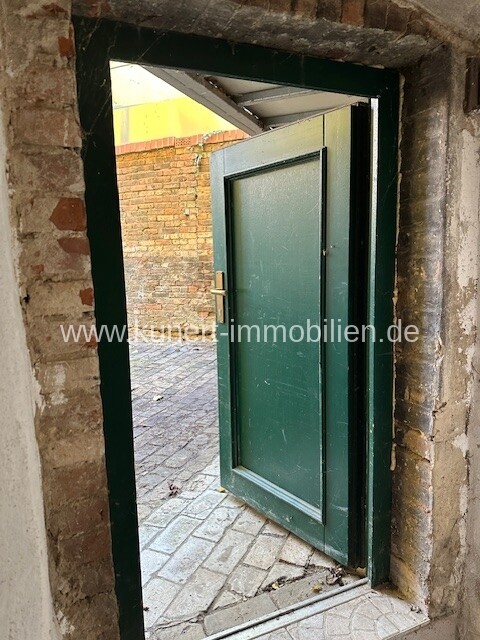 Tür vom Hof zum Keller