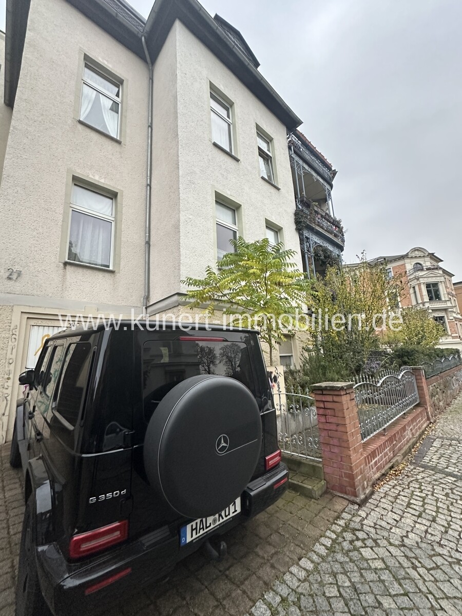 Hausansicht mit Garagenzufahrt