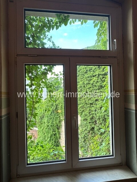 Blick vom Treppenhaus ins Grüne