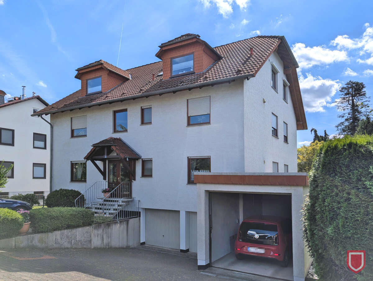 Straßenansicht mit Garage