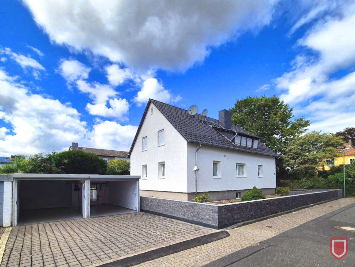 Straßenansicht mit Doppelgarage