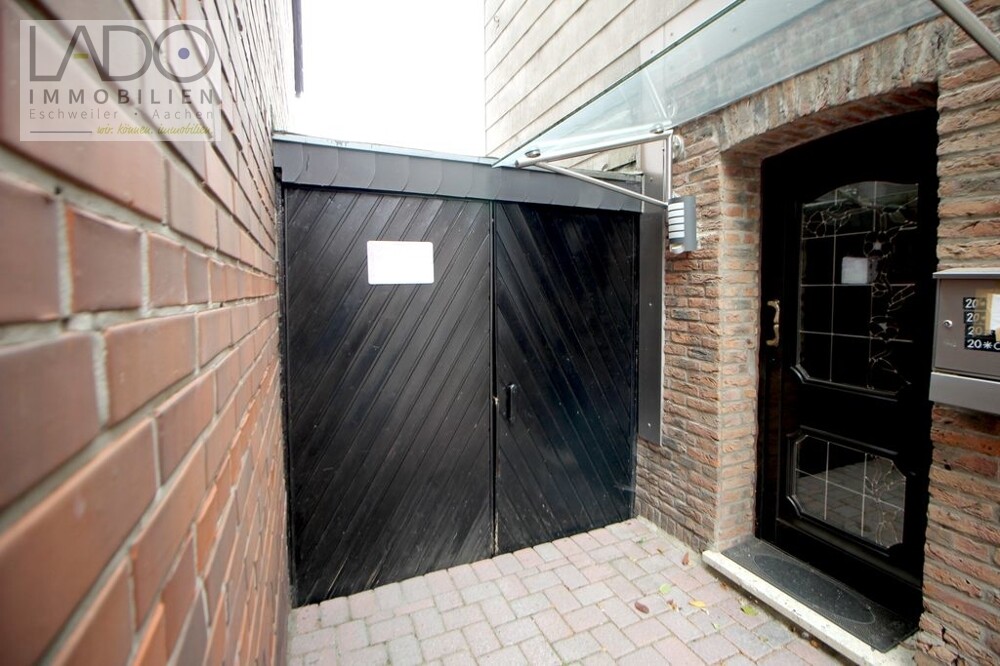 Hauseingang und Motorradgarage