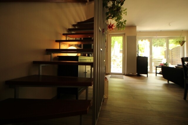 Treppe und Fensterfront zum Garten im Wohnzimmer