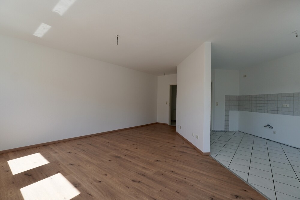 Wohnzimmer mit offener Küche