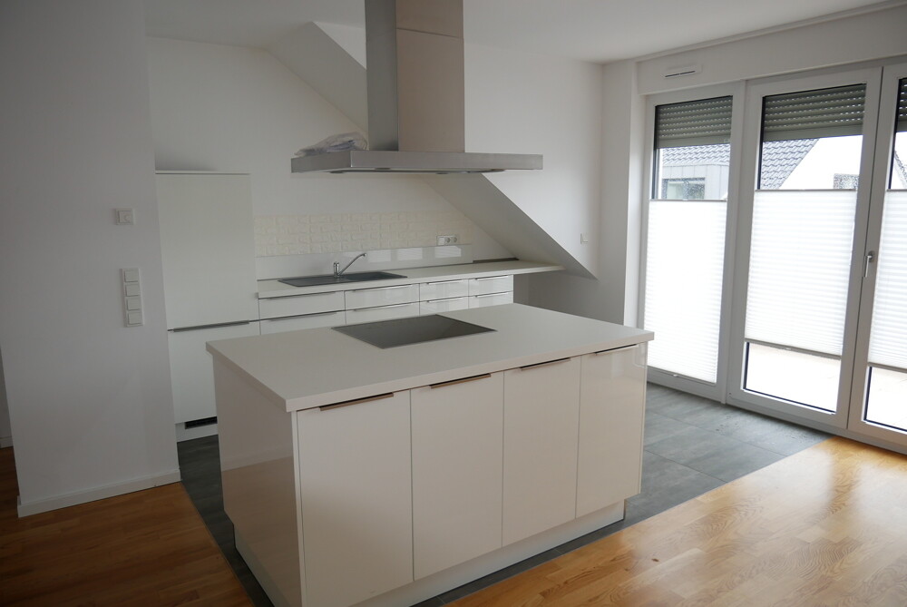 Wiesbaden-Biebrich, Neuwertige Dachgeschosswohnung mit Dachloggia, Einbauküche und Tiefgaragenplatz - Foto 3