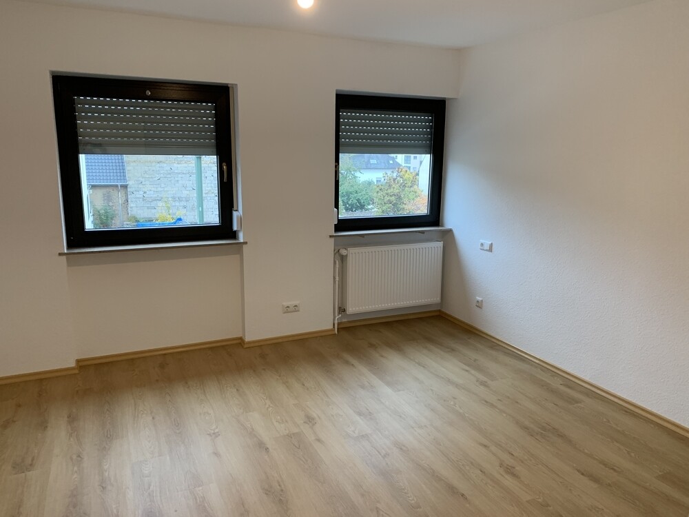 ***LAMBERT&STRELOW***3 ZKB Mietwohnung mit sep. Freisitz (Mitbenutzung) in Bahnnähe von Geisenheim - Foto 1