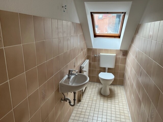 *LAMBERT&STRELOW* Taunusstein-Wehen, gepflegte 3 ZKBB – Dachgeschosswohnung für maximal 3 Personen - Foto 2