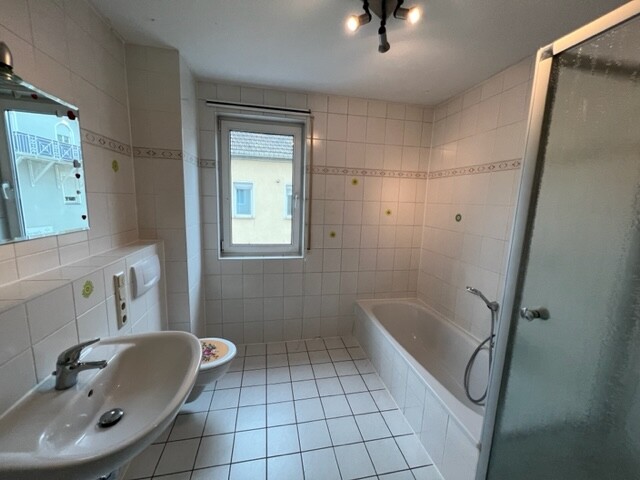 Bad mit Dusche u. Wanne