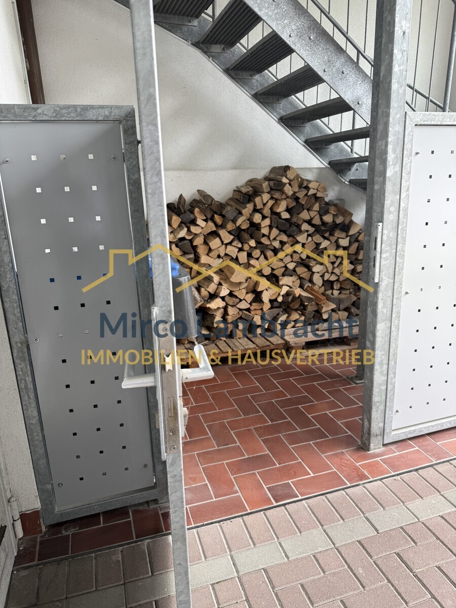 Kleiner Holz-/Mülltonnenbereich