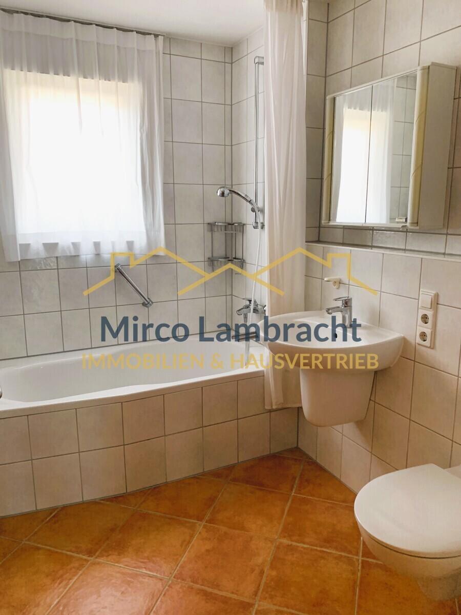 Bad mit Badewanne