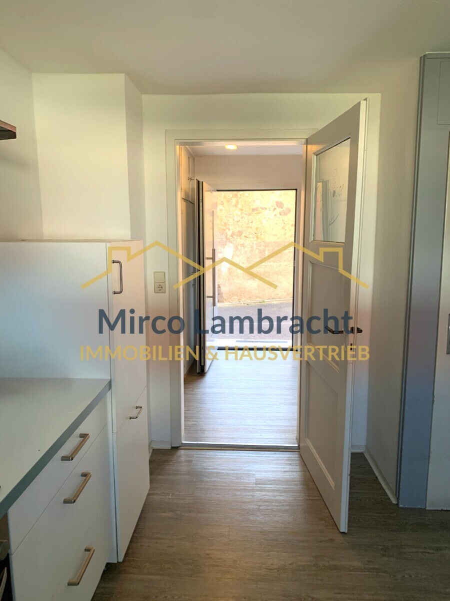 Blick von Küche zum Eingangsbereich