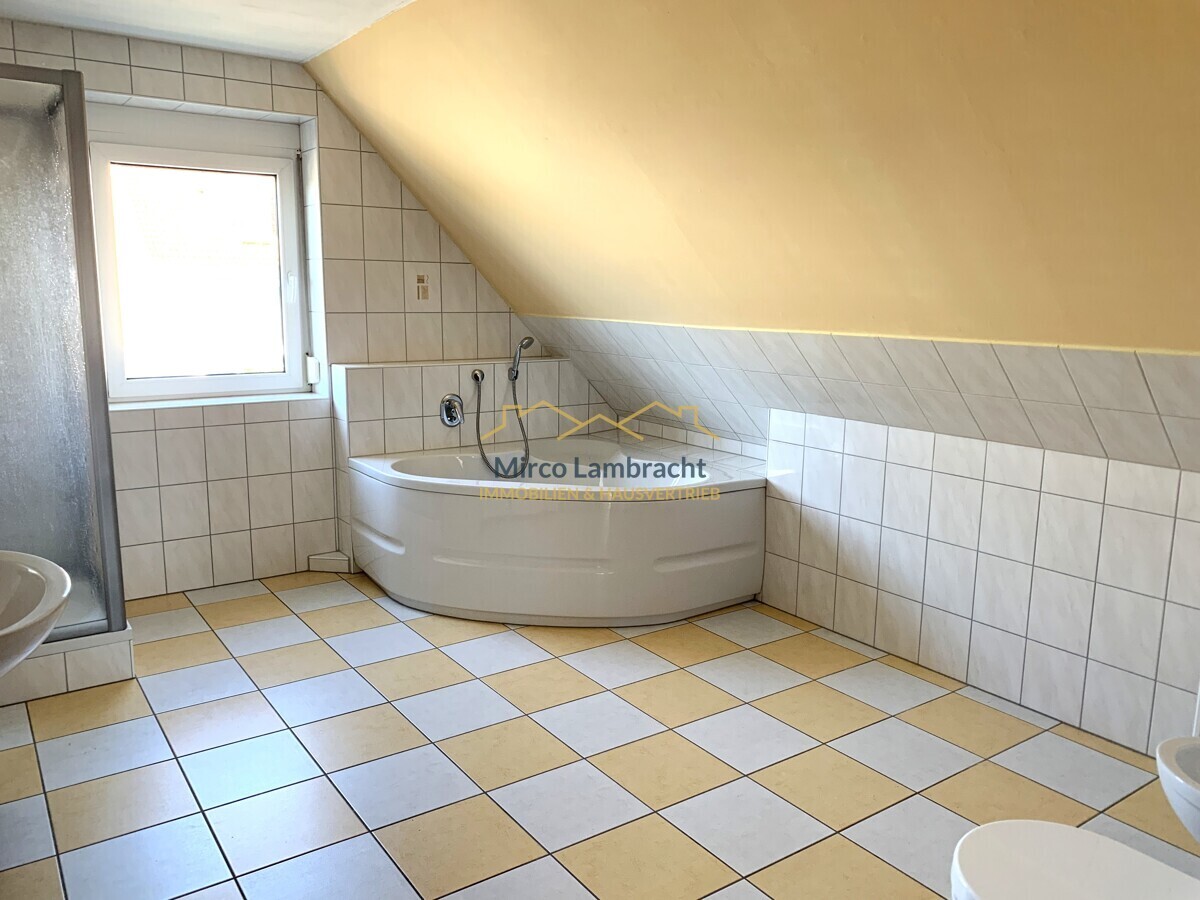 Großes Bad im OG  mit Badewanne, Dusche und Bidet