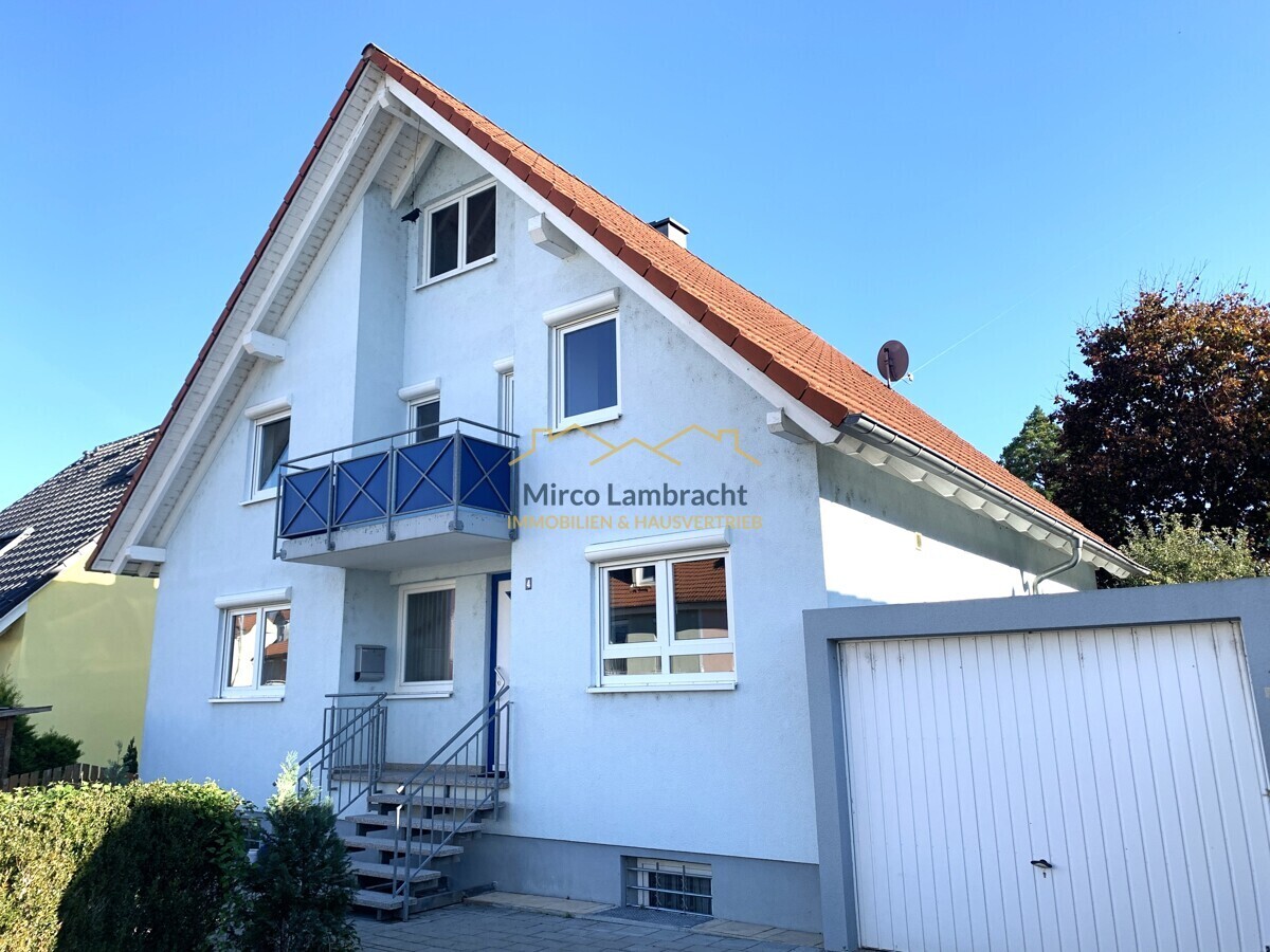 Außenansicht EFH mit Garage 