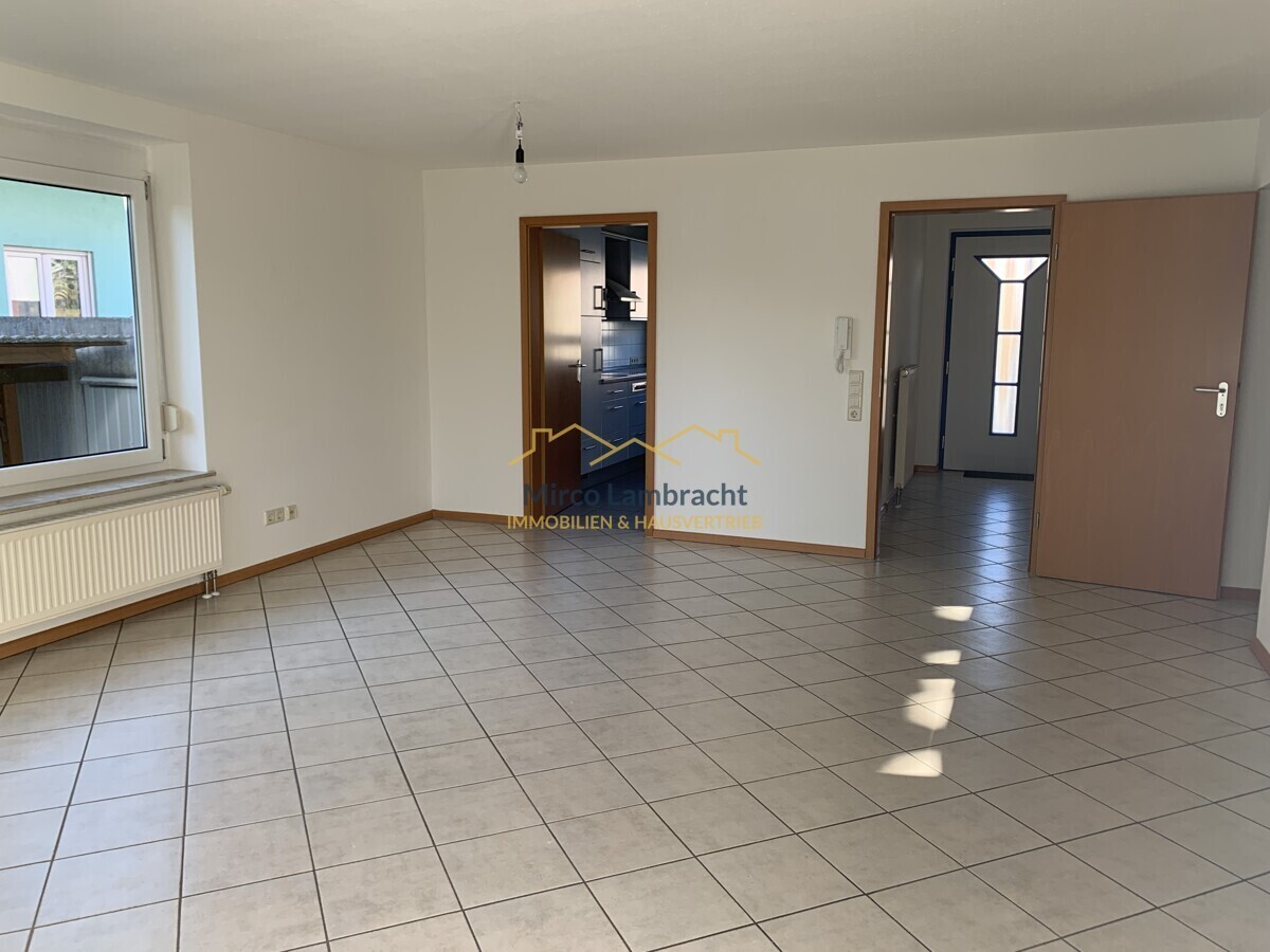 Blick auf Küche und Eingangsbereich