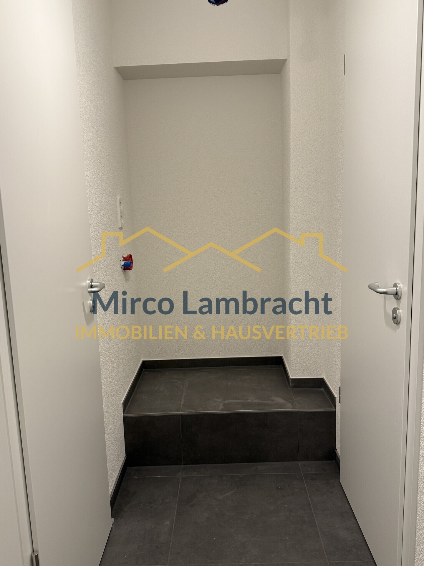 Lager mit Waschmaschinenanschluss