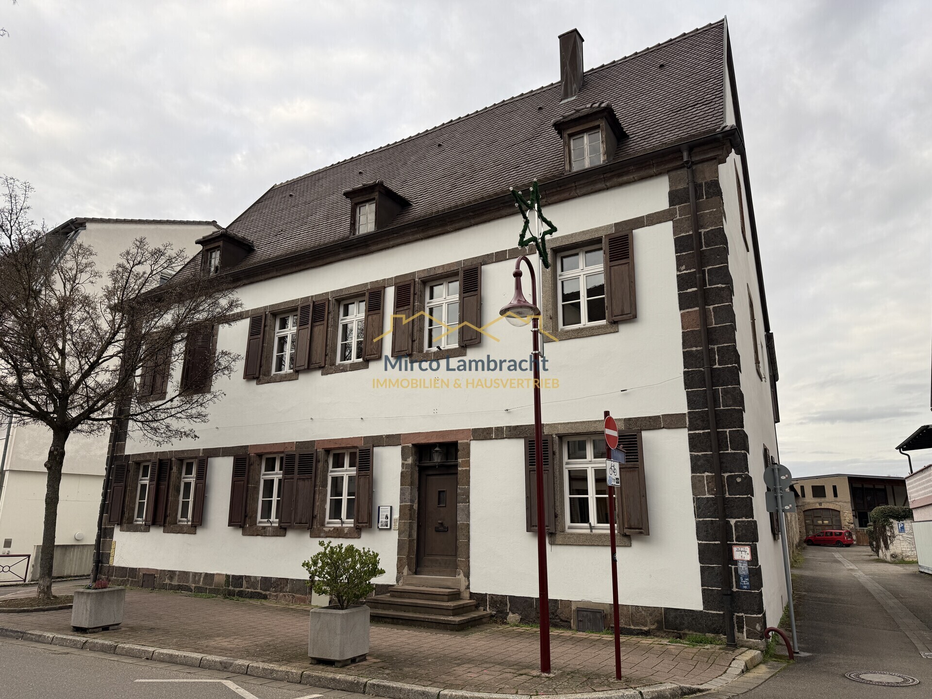 Aussenansicht mit Büroeingang