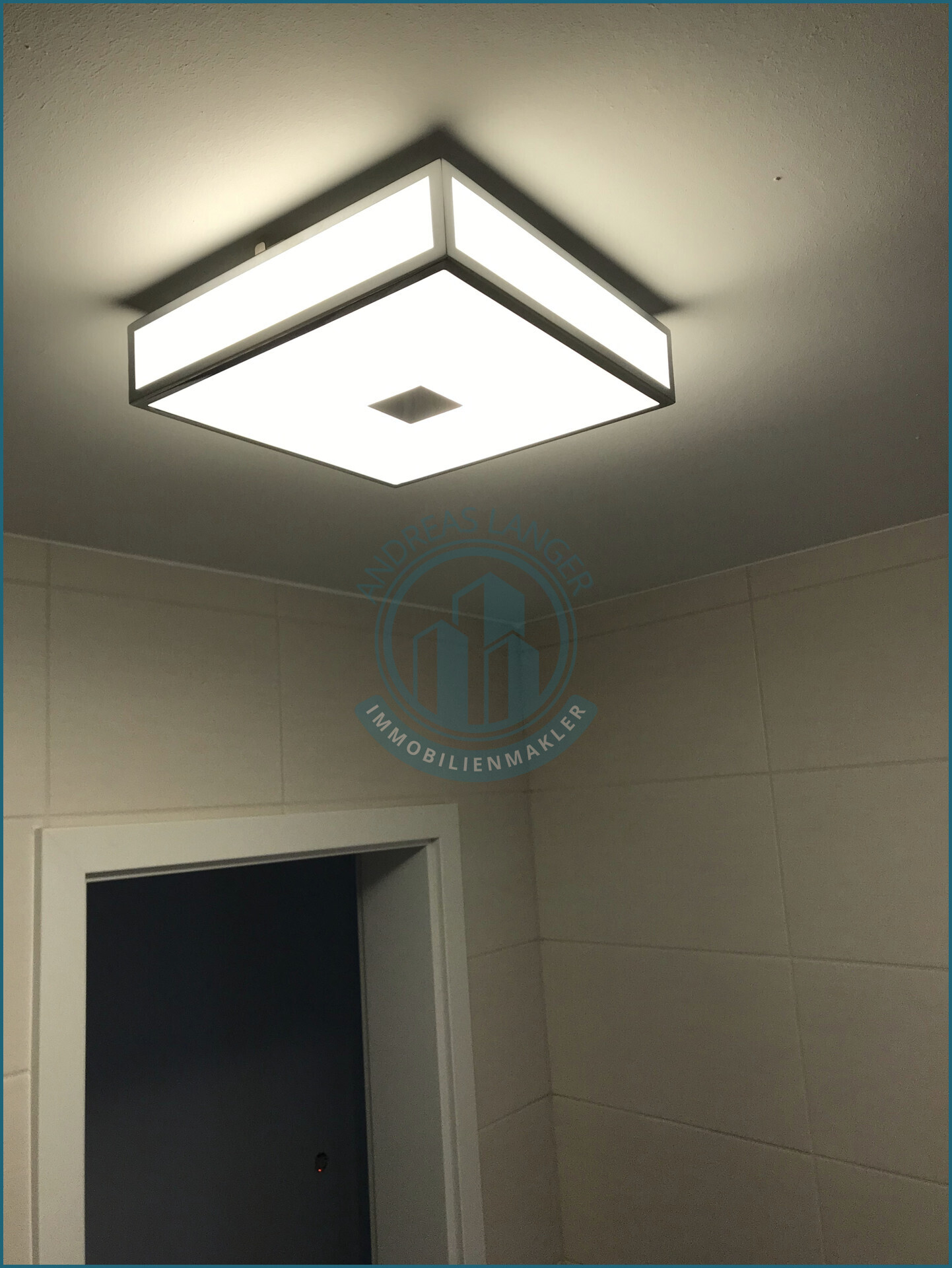 DG-WE DG links_Badlampe_Vermietereigentum