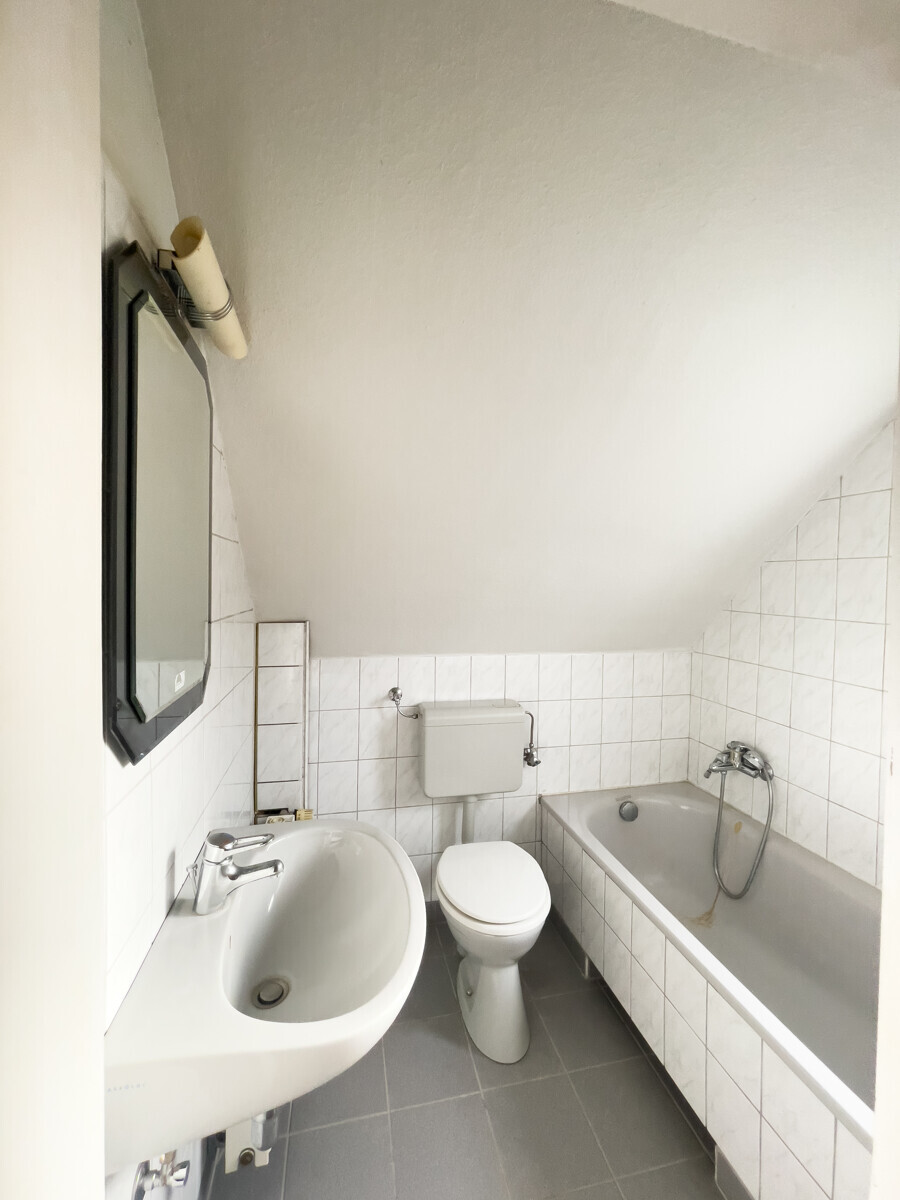 Zweites Bad mit Wanne