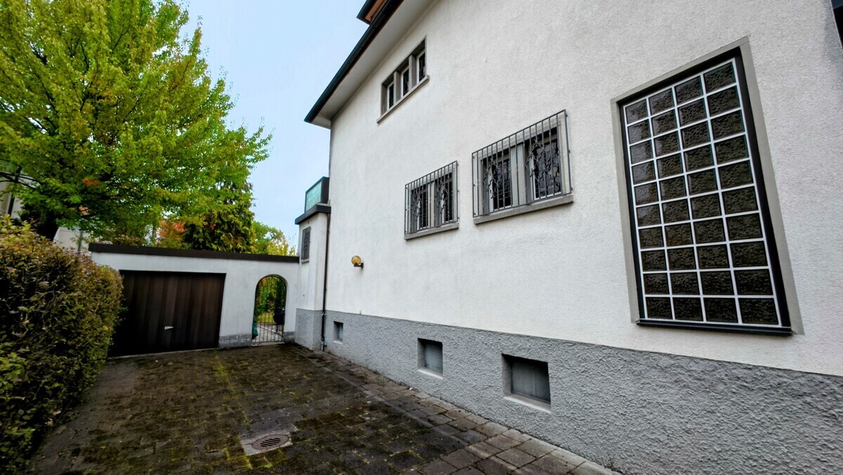 Einfahrt und Garage