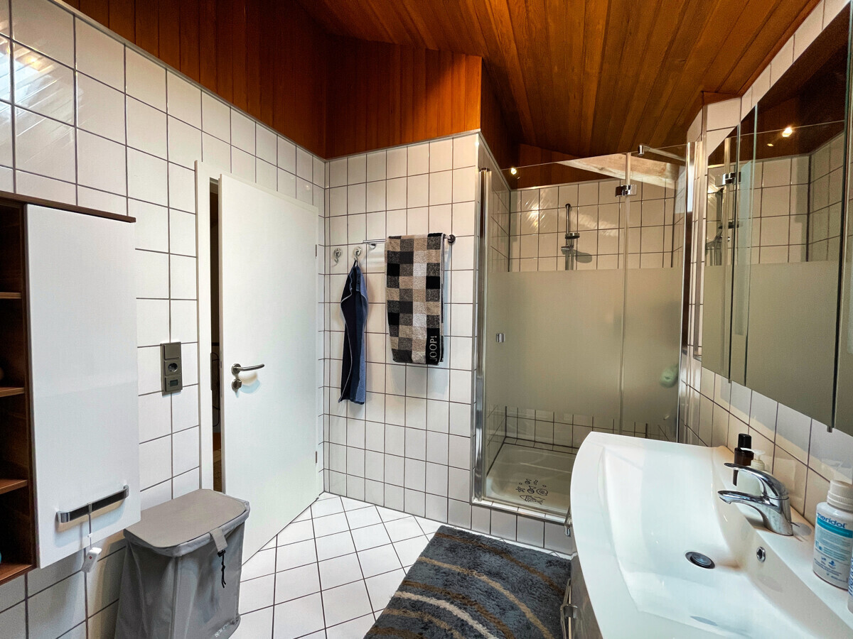 Badewanne und Dusche