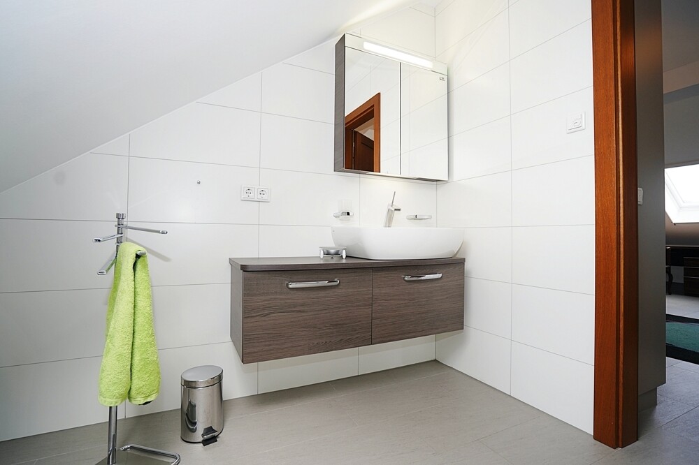Wohnung 2: Bad DG