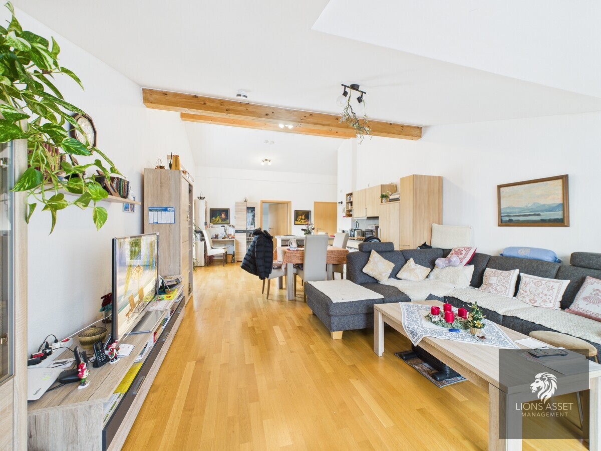 Wohnzimmer mit offener Küche