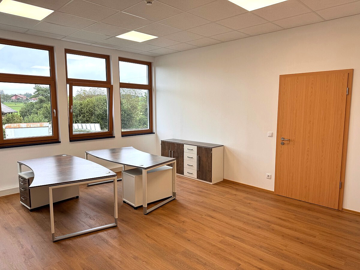 Sideboard und Schreibtische