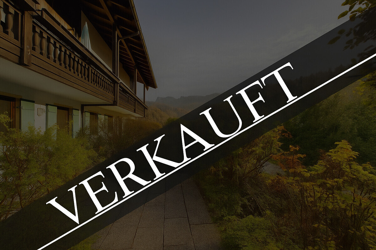 Alpinehaus im goldenen Abendlicht