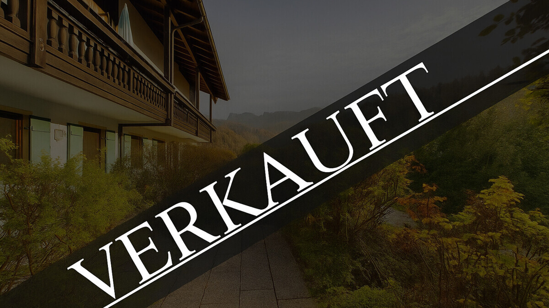 Alpinehaus im goldenen Abendlicht