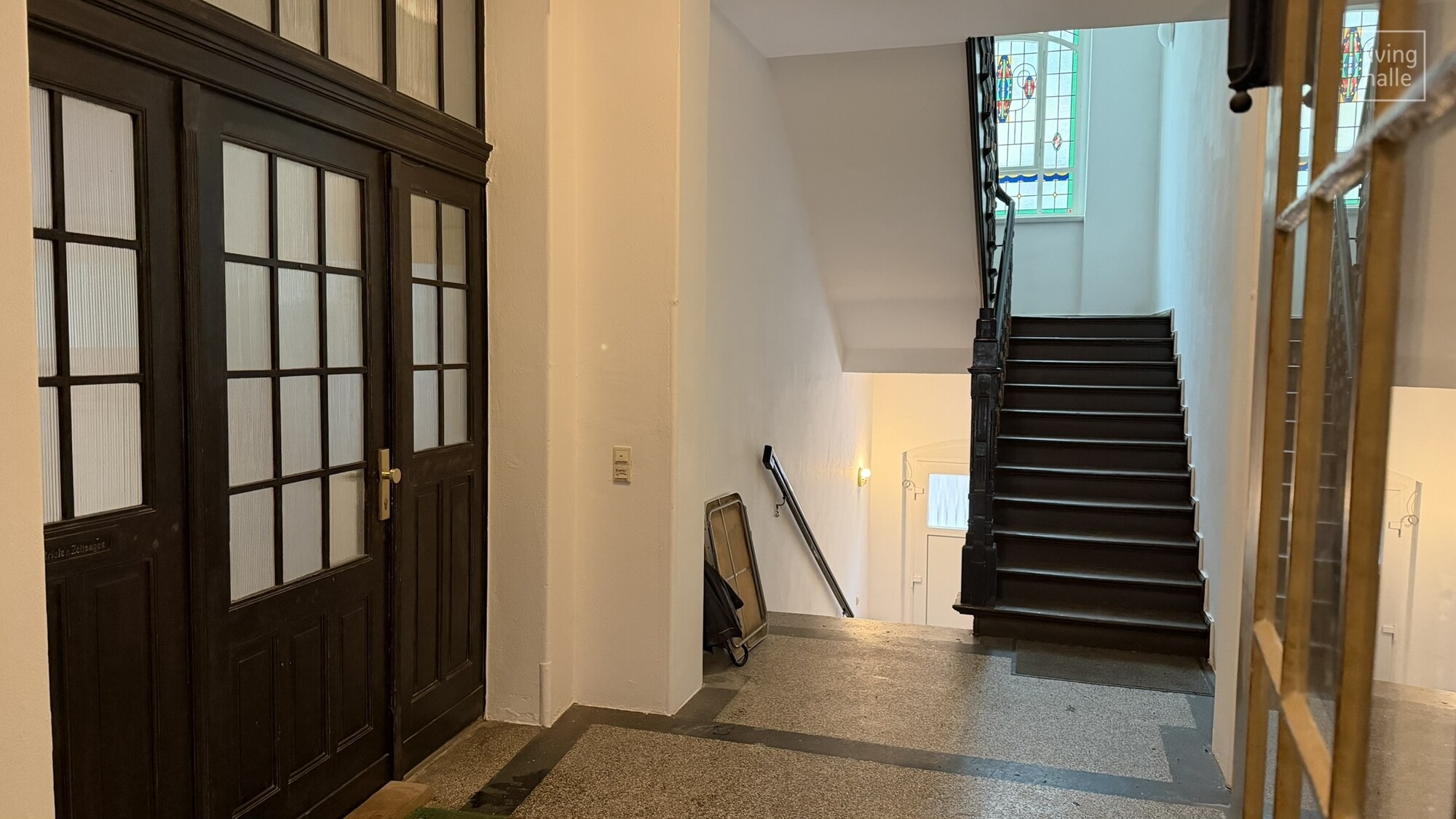 Wohnungstür Treppenhaus