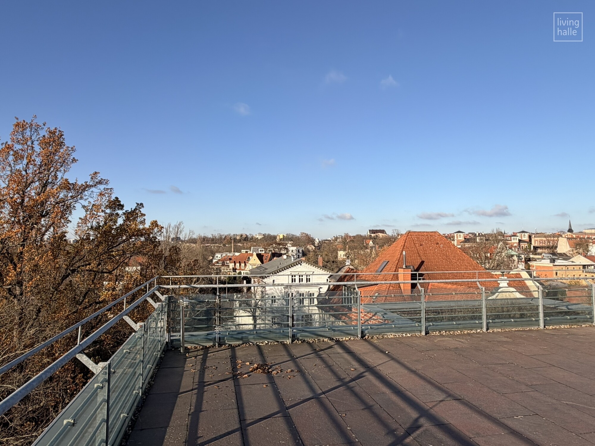 terrassentraum über den dächern der stadt