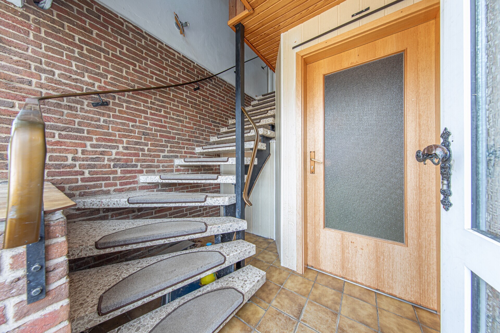 Eingangsbereich mit Treppe ins Obergeschoss
