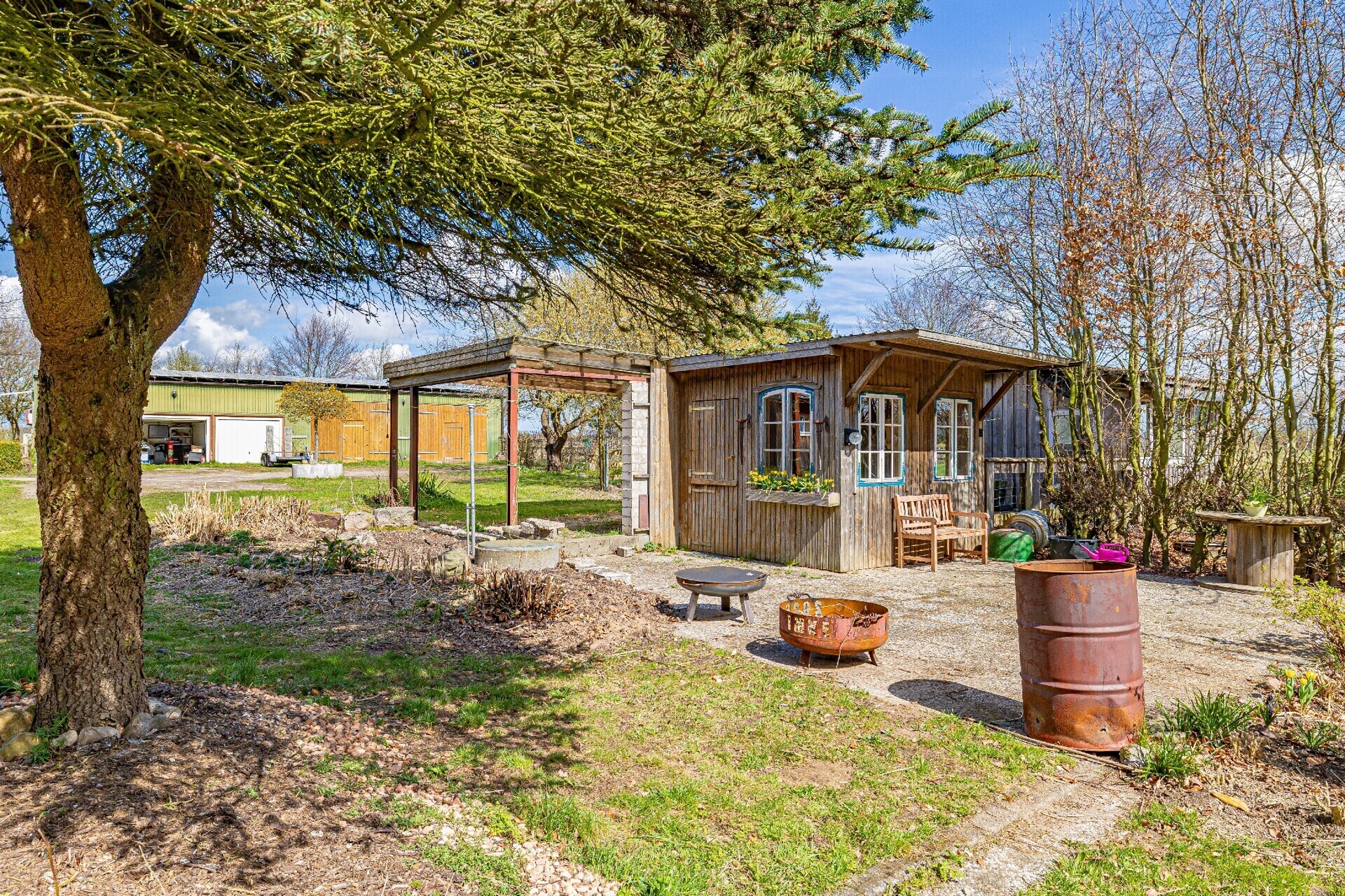 Sonniger Gartenplatz mit Gartenhaus