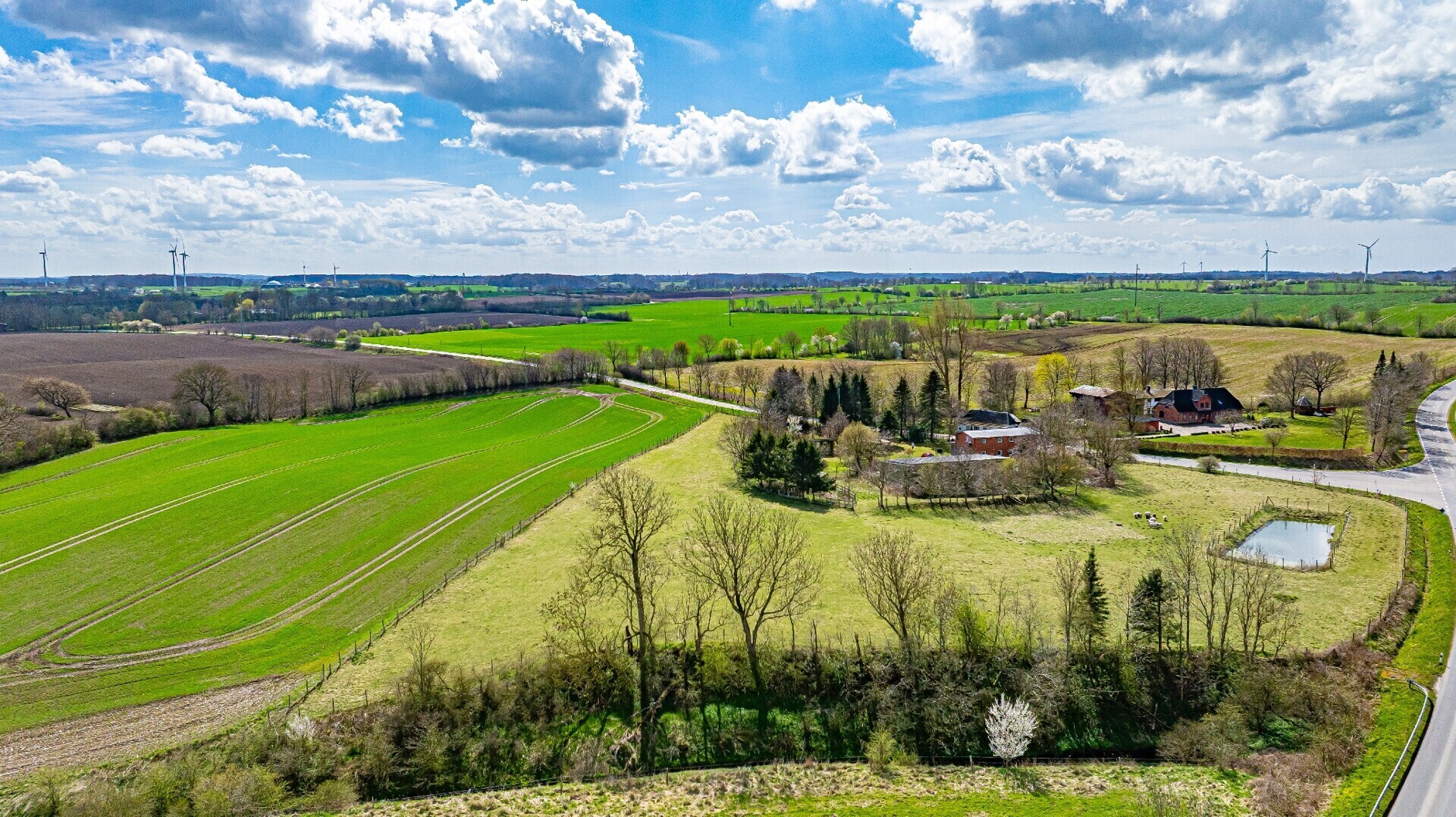 Weitblick über Wiesen und Felder