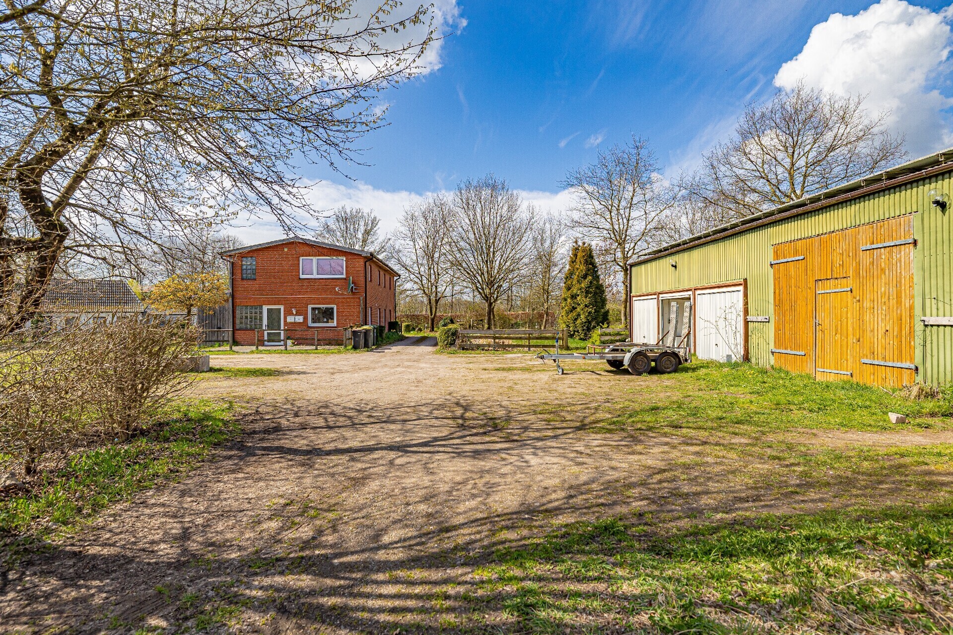 Freiflächen zwischen Haus und Halle