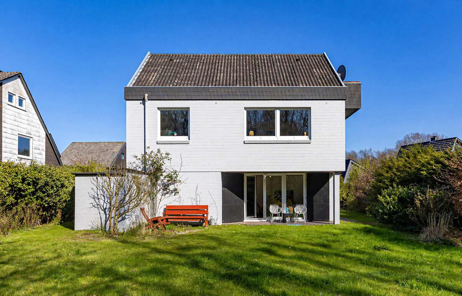 Ein Haus, das sich zur Gartenseite öffnet