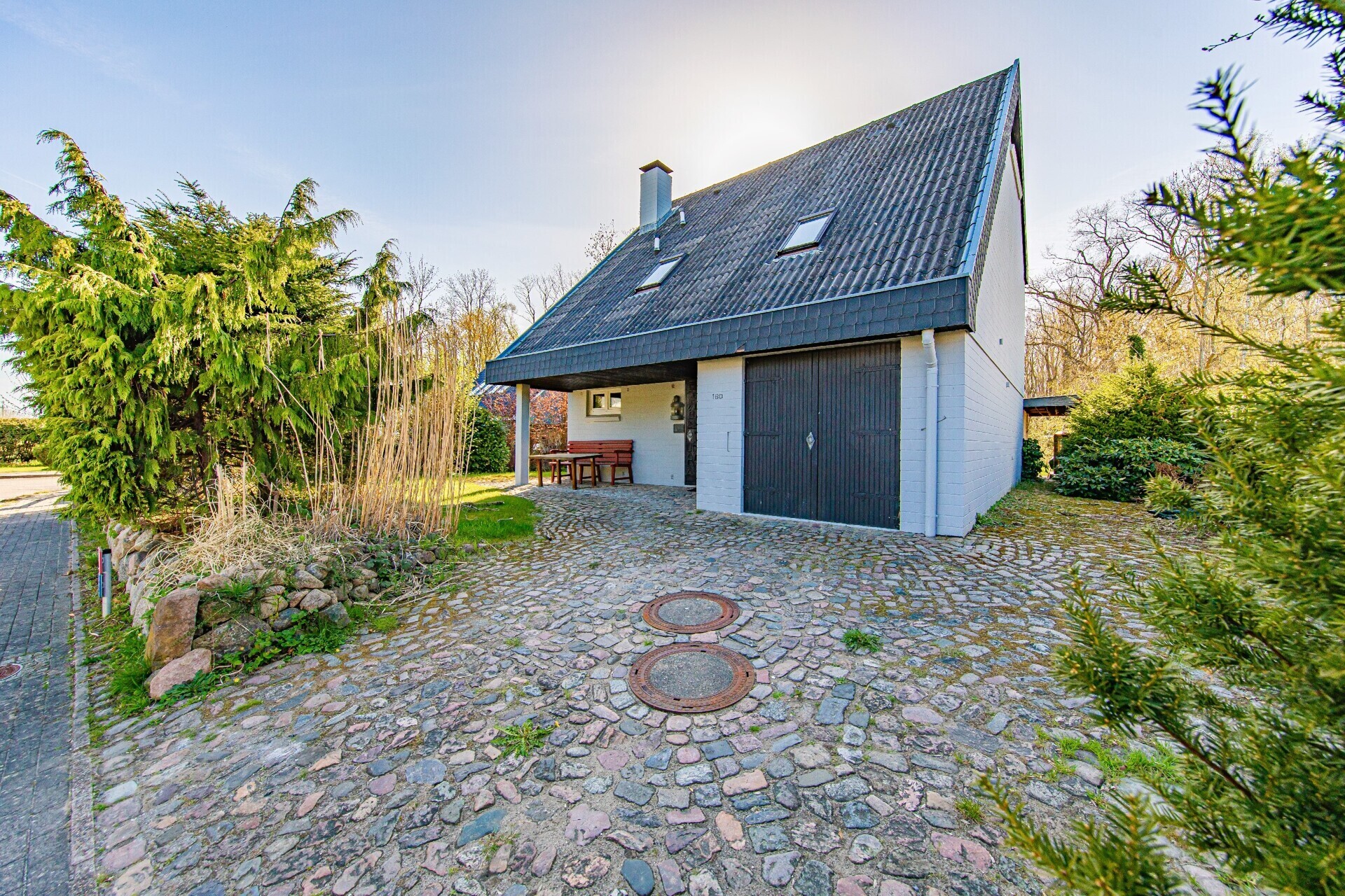 Ankommen mit kurzen Wegen – Zufahrt, Garage und Eingang gut verbunden