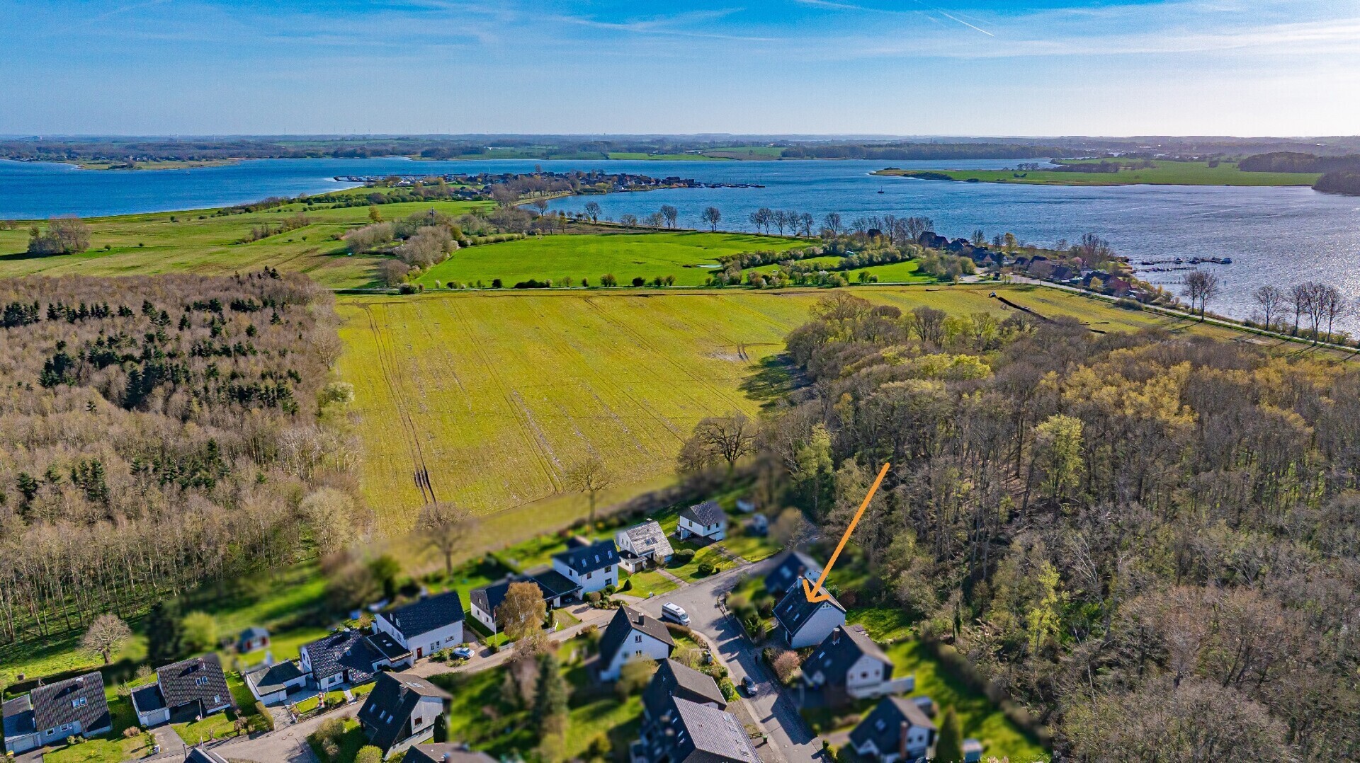 Eingebettet zwischen Waldrand und Schlei