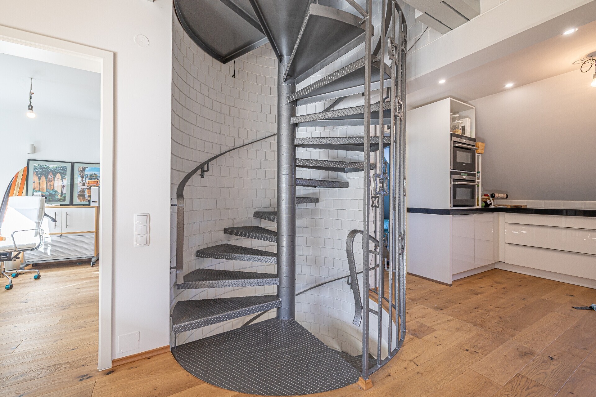 Die Wendetreppe als zentrales Gestaltungselement – klar, markant und verbindend