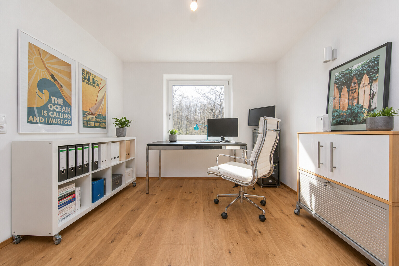 Entspannter Arbeitsplatz mit Waldblick