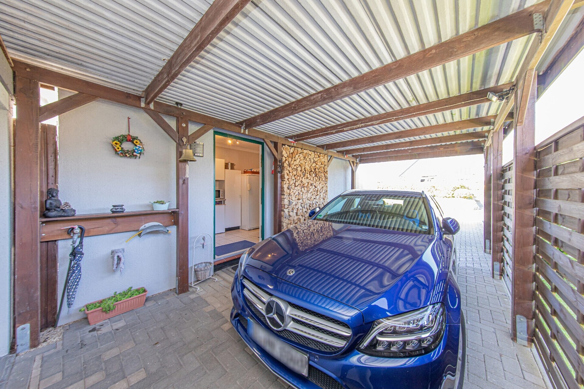 Carport vor der Garage
