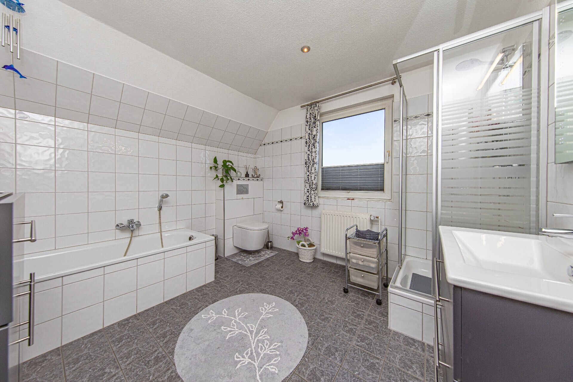 Bad mit Dusche und Badewanne im OG